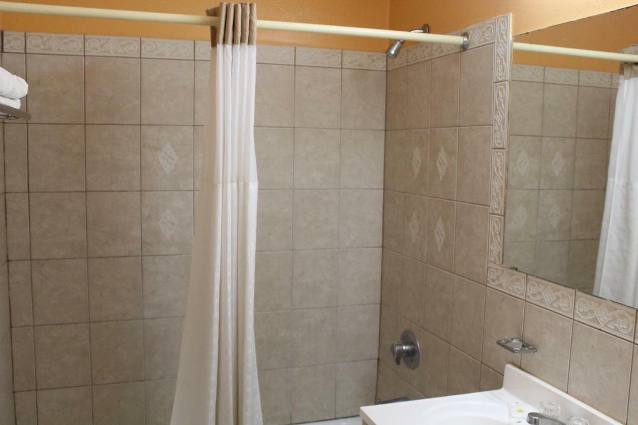 Hutchinson Inn Екстер'єр фото
