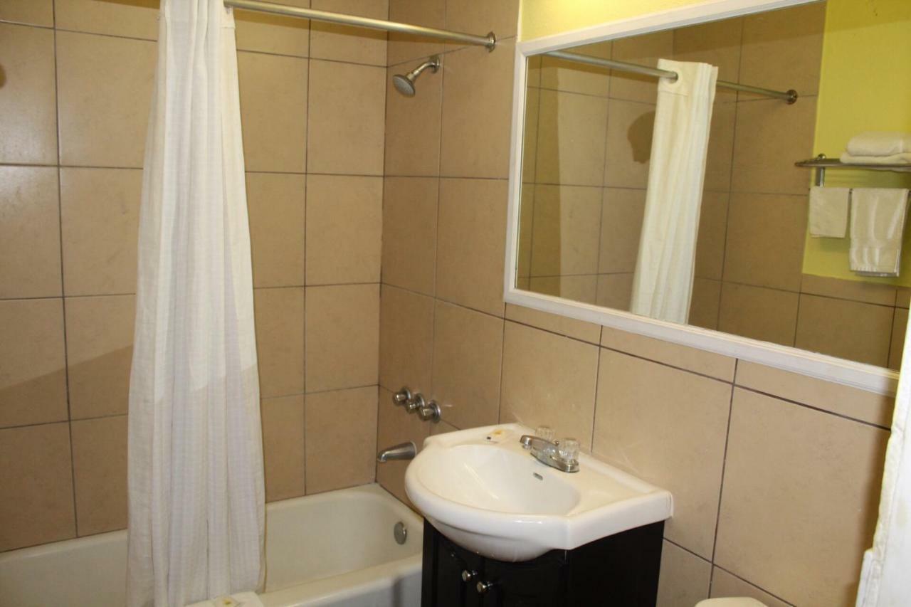 Hutchinson Inn Екстер'єр фото