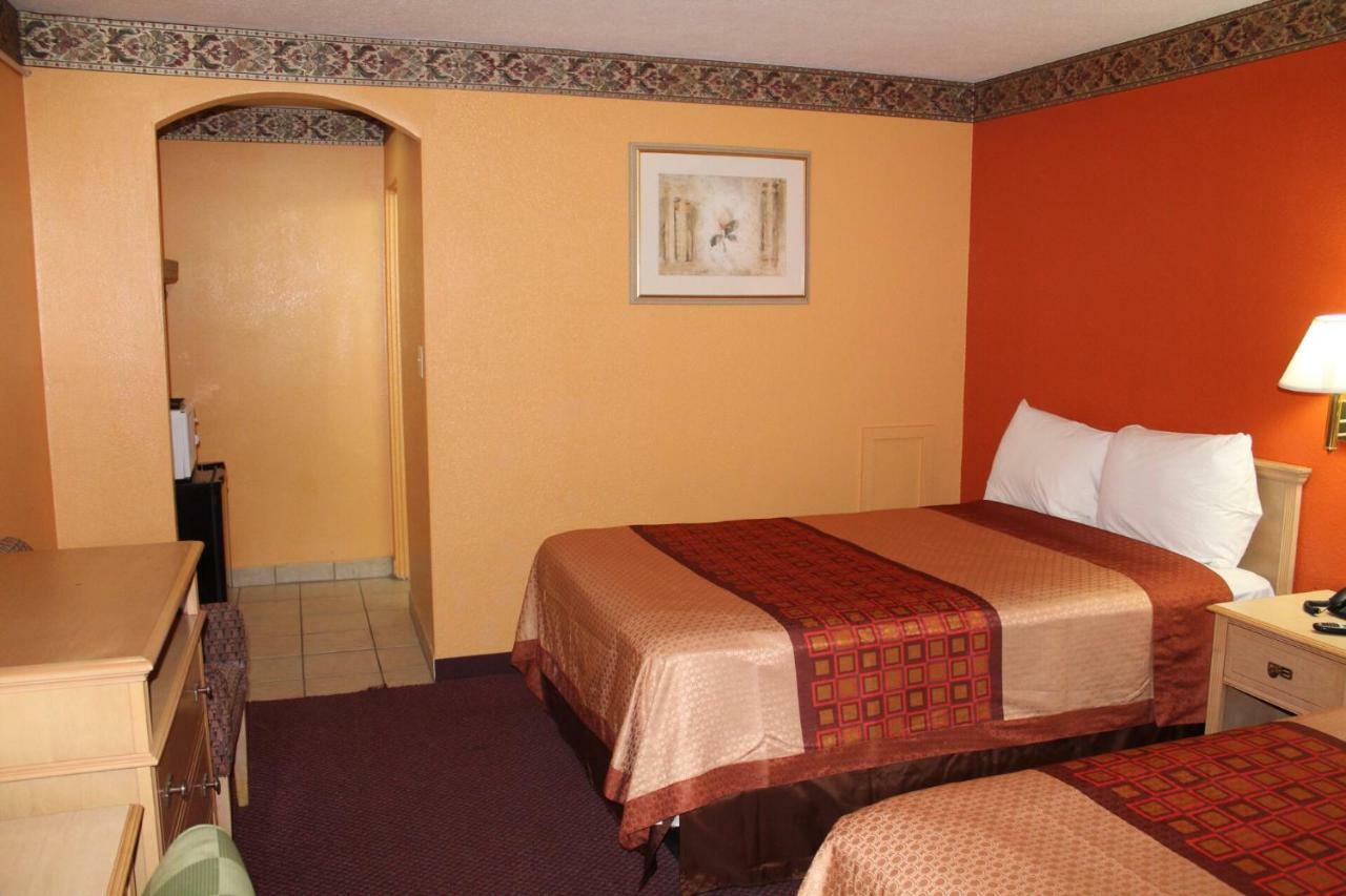 Hutchinson Inn Екстер'єр фото