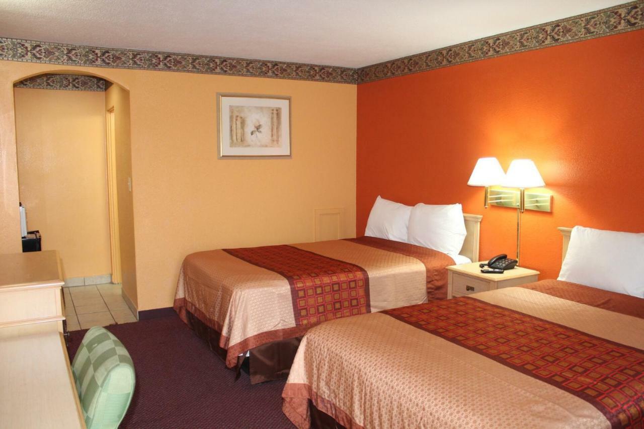 Hutchinson Inn Екстер'єр фото